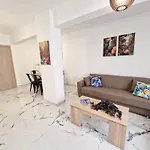 Parrots Paradise 100m From Finikoudes Beachfront *