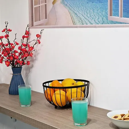 Parrots Paradise 100m From Finikoudes Beachfront Apartment Larnaca