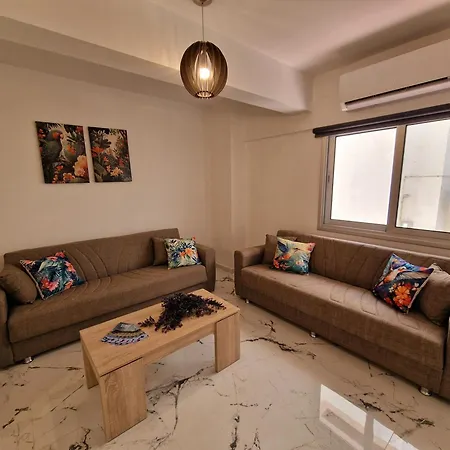 Apartment Parrots Paradise 100m From Finikoudes Beachfront