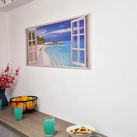 Parrots Paradise 100m From Finikoudes Beachfront Apartment Larnaca