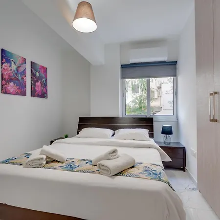 Parrots Paradise 100m From Finikoudes Beachfront * Larnaca