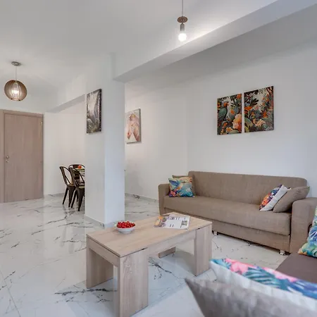 Parrots Paradise 100m From Finikoudes Beachfront Larnaca