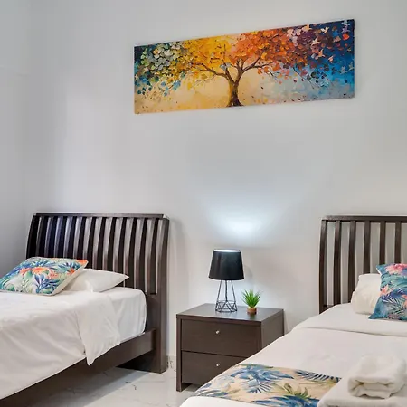 Parrots Paradise 100m From Finikoudes Beachfront Lejlighed