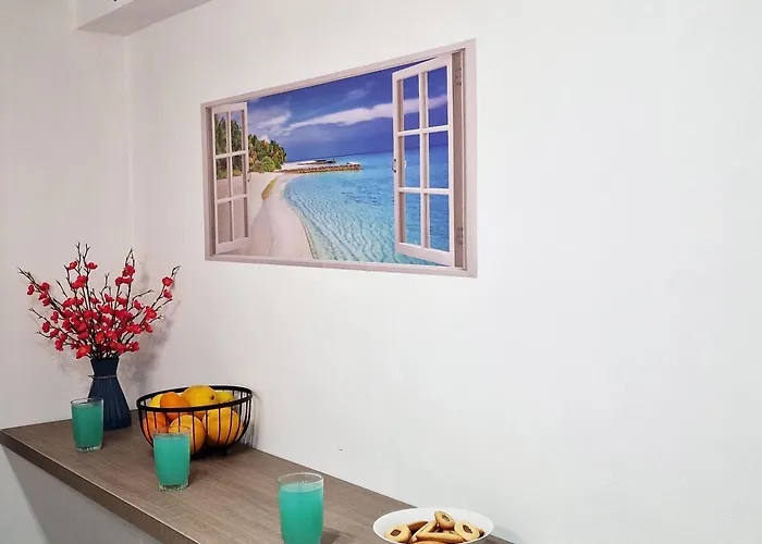 Parrots Paradise 100m From Finikoudes Beachfront Lejlighed Larnaca