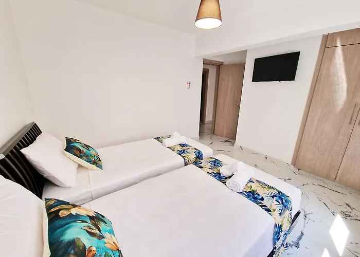 Parrots Paradise 100m From Finikoudes Beachfront *