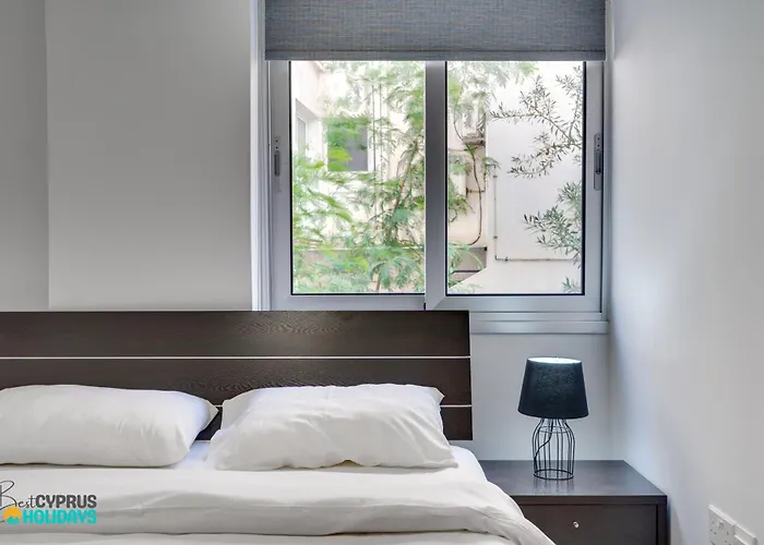 Parrots Paradise 100m From Finikoudes Beachfront Lejlighed Larnaca