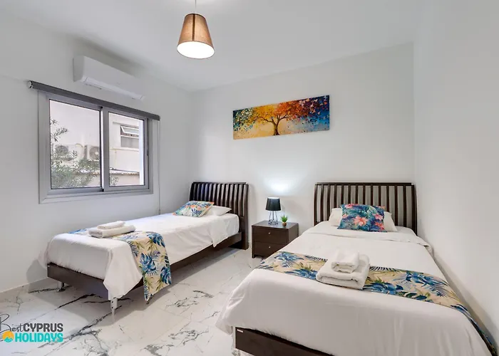 Parrots Paradise 100m From Finikoudes Beachfront