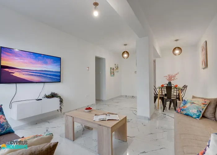 Parrots Paradise 100m From Finikoudes Beachfront * Larnaca