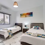 Parrots Paradise 100m From Finikoudes Beachfront