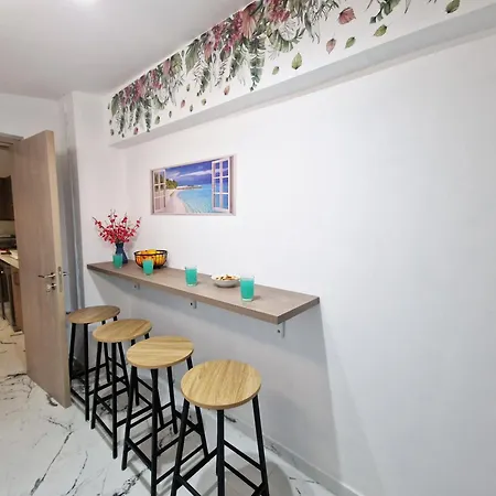 Apartmán Parrots Paradise 100m From Finikoudes Beachfront *