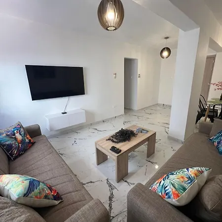 Apartmán Parrots Paradise 100m From Finikoudes Beachfront