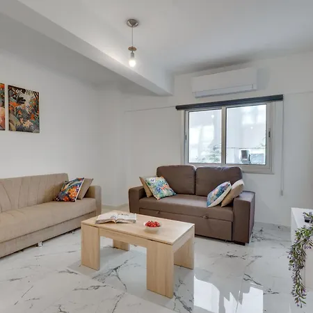 Апартаменты Parrots Paradise 100m From Finikoudes Beachfront