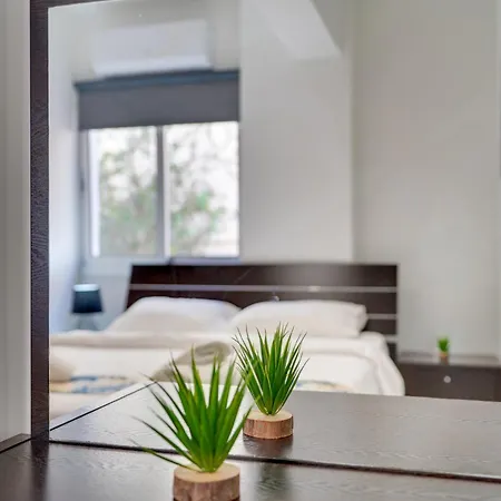 Апартаменты Parrots Paradise 100m From Finikoudes Beachfront Ларнака