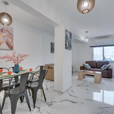 Parrots Paradise 100m From Finikoudes Beachfront Апартаменты