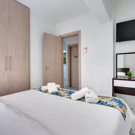 Апартаменты Parrots Paradise 100m From Finikoudes Beachfront