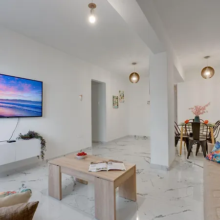 Parrots Paradise 100m From Finikoudes Beachfront * Larnaca