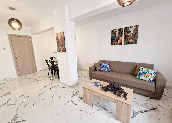 Parrots Paradise 100m From Finikoudes Beachfront *