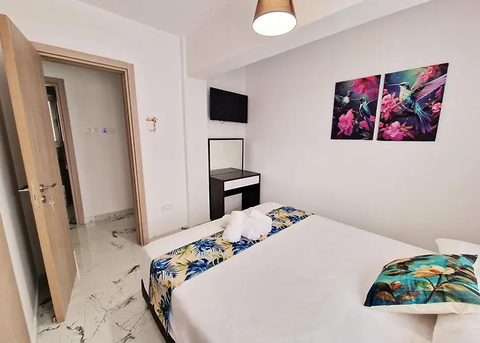 Parrots Paradise 100m From Finikoudes Beachfront Ларнака