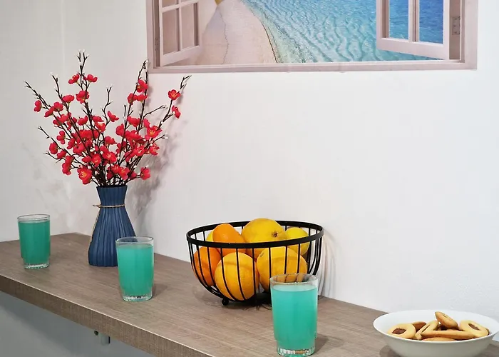 Parrots Paradise 100m From Finikoudes Beachfront Апартаменты Ларнака