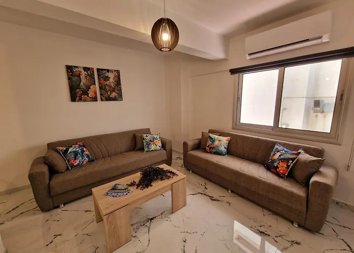 Апартаменты Parrots Paradise 100m From Finikoudes Beachfront