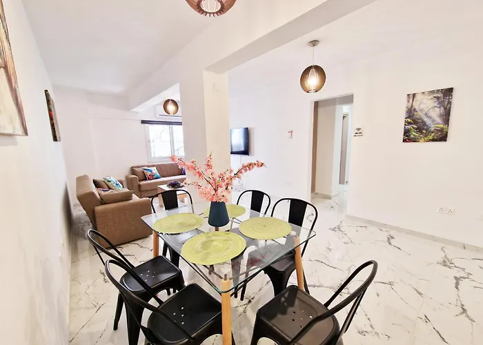 Апартаменты Parrots Paradise 100m From Finikoudes Beachfront *