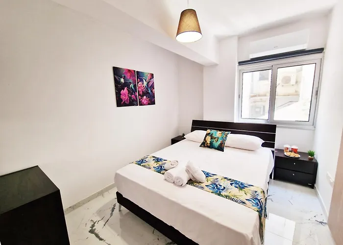 Parrots Paradise 100m From Finikoudes Beachfront Апартаменты