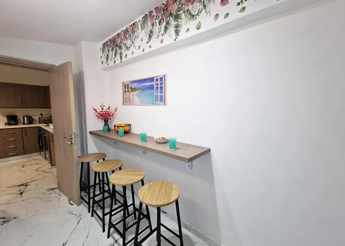 Апартаменты Parrots Paradise 100m From Finikoudes Beachfront *