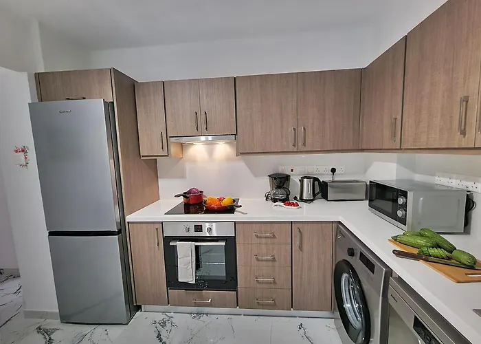 Parrots Paradise 100m From Finikoudes Beachfront Ларнака