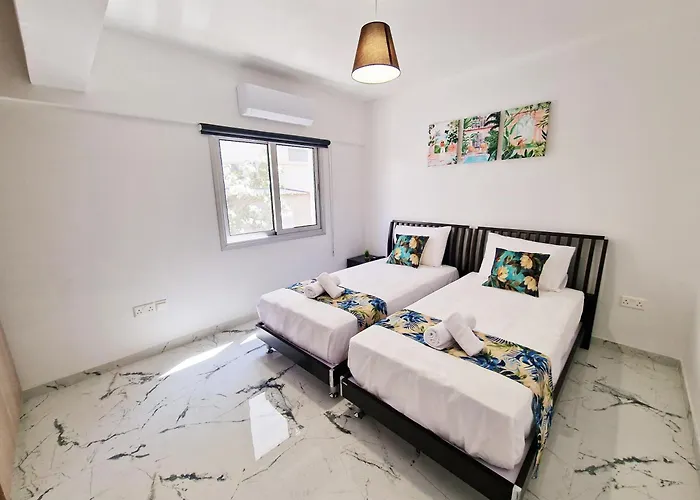 Parrots Paradise 100m From Finikoudes Beachfront ラルナカ