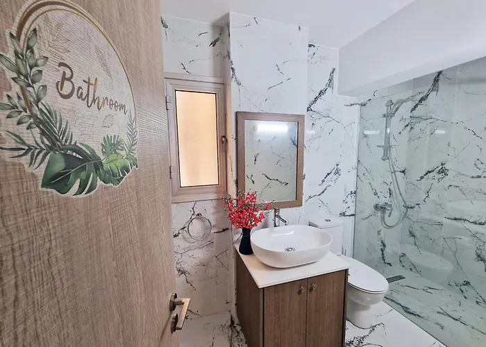 Апартаменты Parrots Paradise 100m From Finikoudes Beachfront