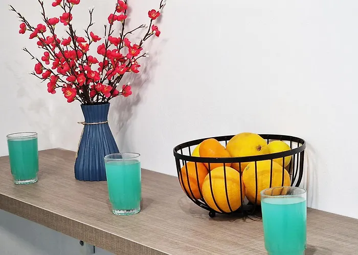 Parrots Paradise 100m From Finikoudes Beachfront * Ларнака