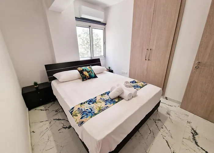 Апартаменты Parrots Paradise 100m From Finikoudes Beachfront *