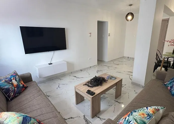 アパート Parrots Paradise 100m From Finikoudes Beachfront