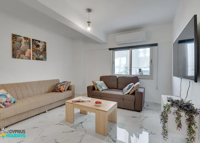 Апартаменты Parrots Paradise 100m From Finikoudes Beachfront