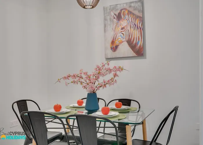 Parrots Paradise 100m From Finikoudes Beachfront Апартаменты