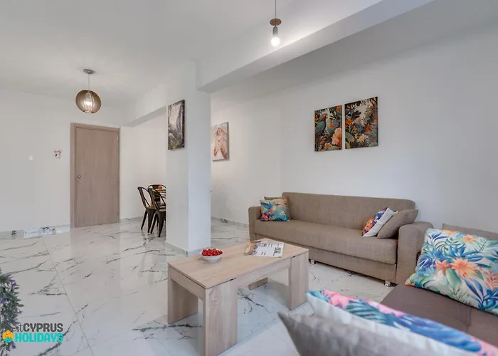 Parrots Paradise 100m From Finikoudes Beachfront ラルナカ