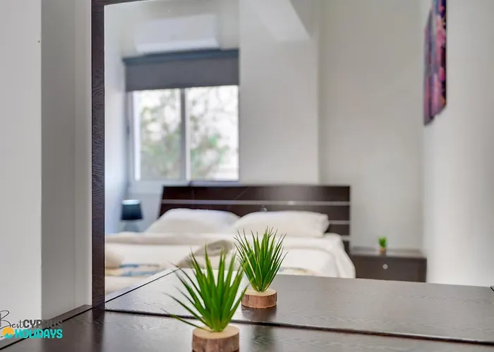 Апартаменты Parrots Paradise 100m From Finikoudes Beachfront Ларнака