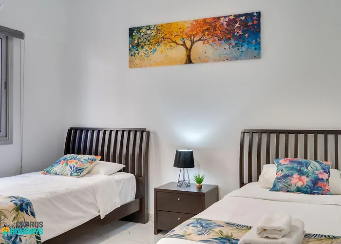 Parrots Paradise 100m From Finikoudes Beachfront Апартаменты