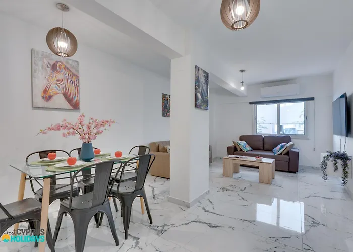 Parrots Paradise 100m From Finikoudes Beachfront Апартаменты