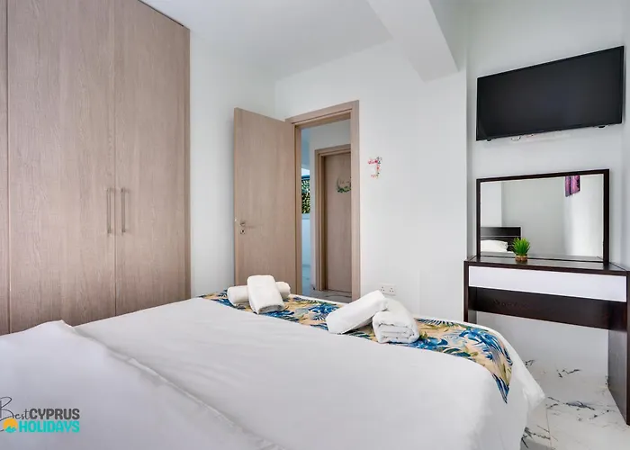 Апартаменты Parrots Paradise 100m From Finikoudes Beachfront