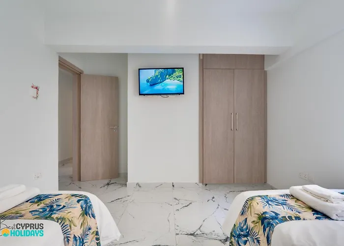 Апартаменты Parrots Paradise 100m From Finikoudes Beachfront