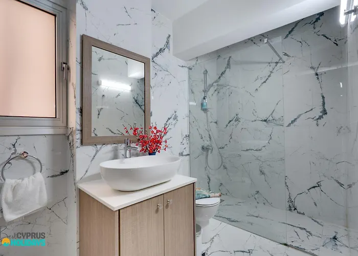 Parrots Paradise 100m From Finikoudes Beachfront *