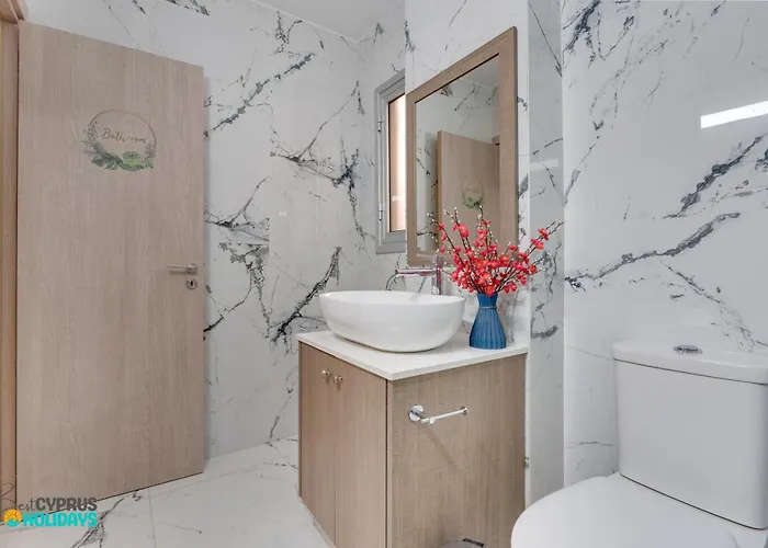 Parrots Paradise 100m From Finikoudes Beachfront * ラルナカ