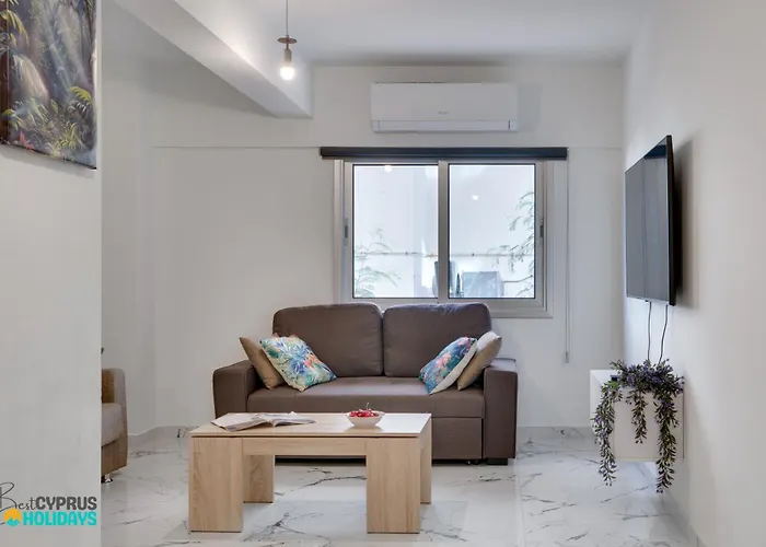 Parrots Paradise 100m From Finikoudes Beachfront Апартаменты