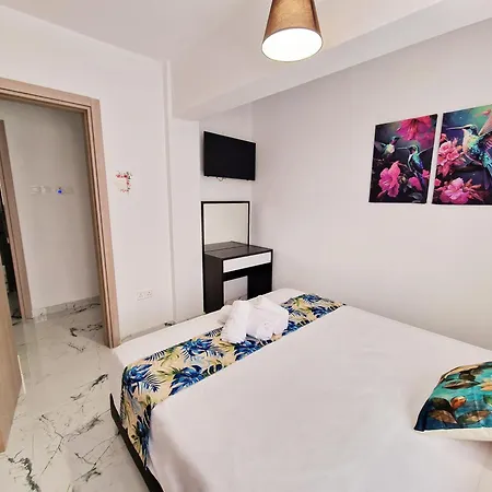 Parrots Paradise 100m From Finikoudes Beachfront Λάρνακα