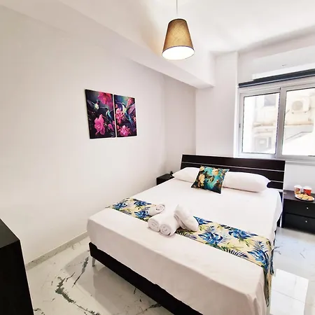 Parrots Paradise 100m From Finikoudes Beachfront Διαμέρισμα