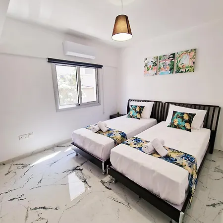 Parrots Paradise 100m From Finikoudes Beachfront Λάρνακα